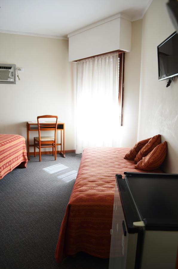 Hotel Huemul ヘネラル・ロカ エクステリア 写真