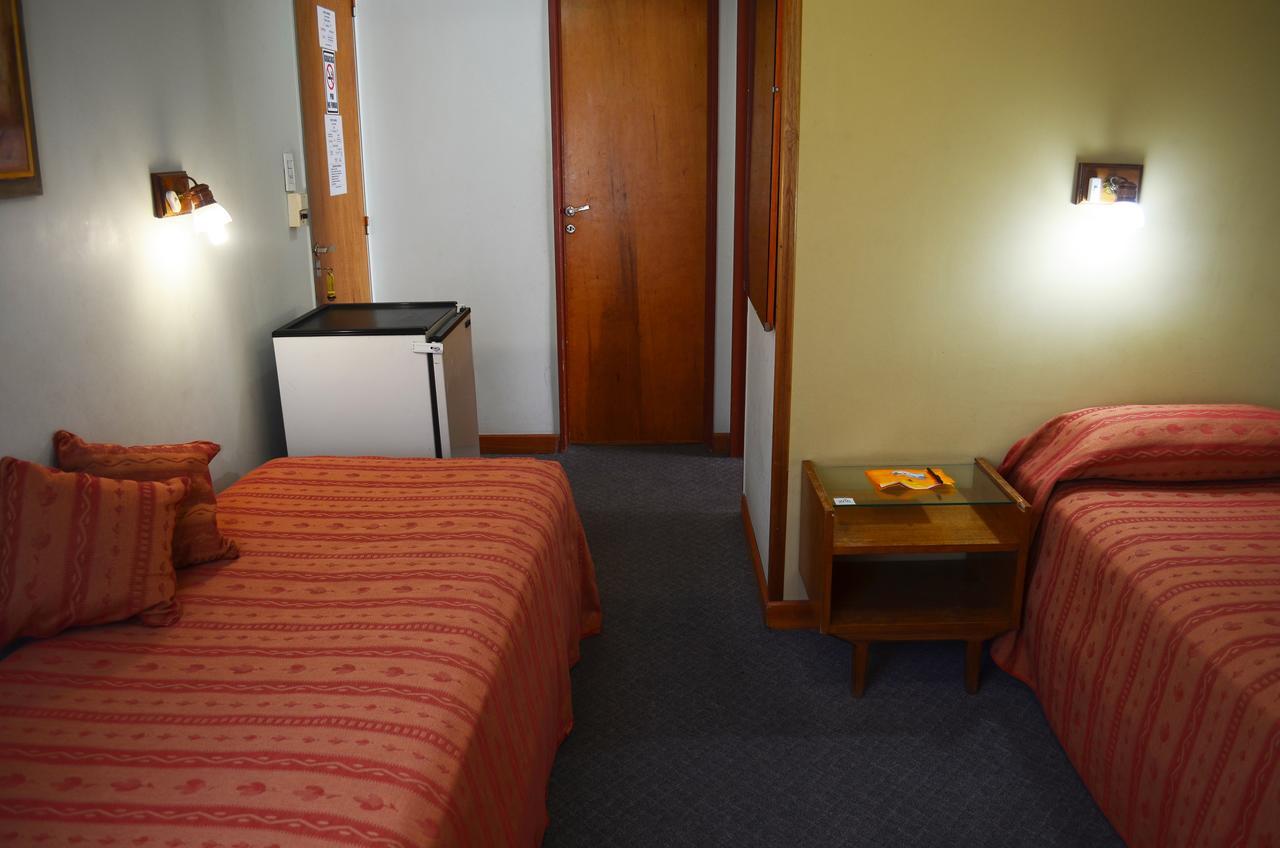 Hotel Huemul ヘネラル・ロカ エクステリア 写真