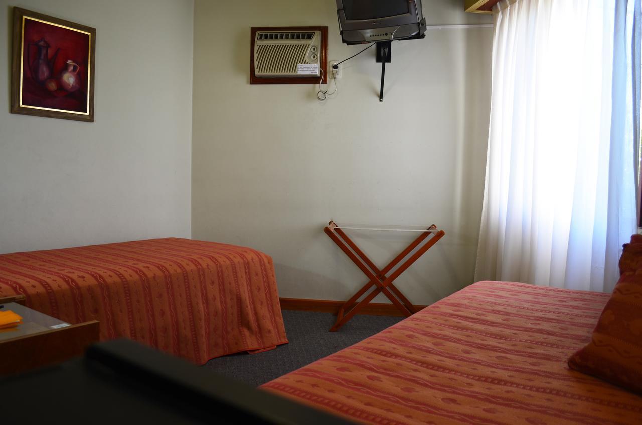 Hotel Huemul ヘネラル・ロカ エクステリア 写真