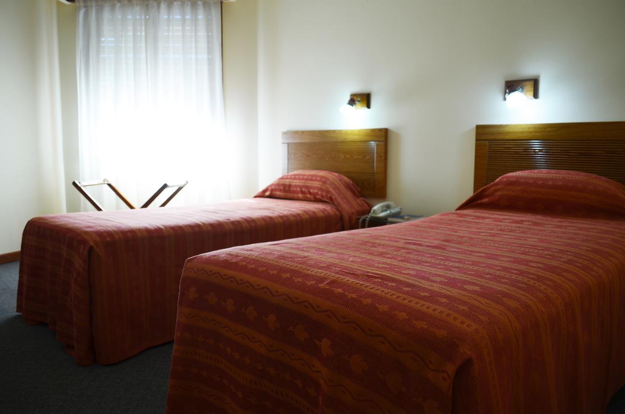 Hotel Huemul ヘネラル・ロカ エクステリア 写真