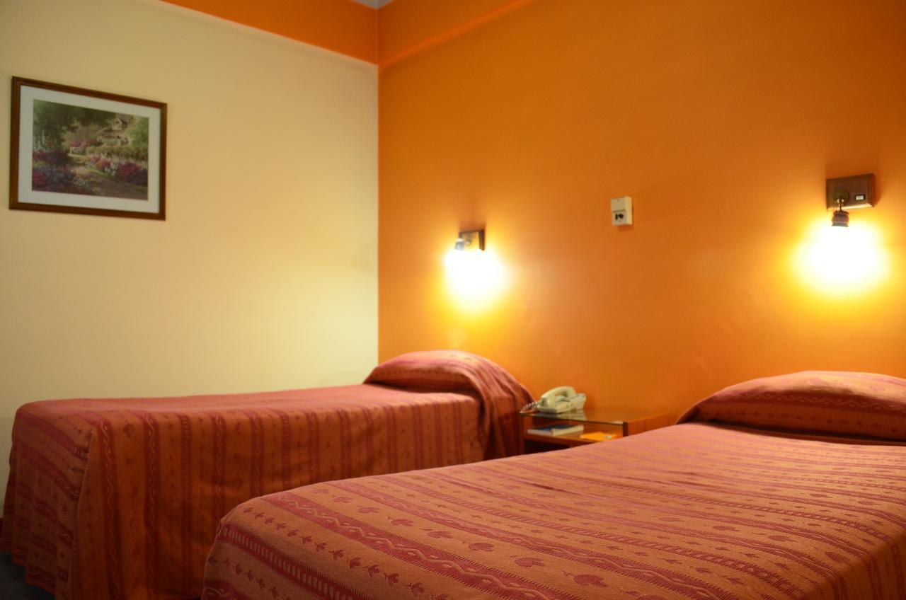 Hotel Huemul ヘネラル・ロカ エクステリア 写真